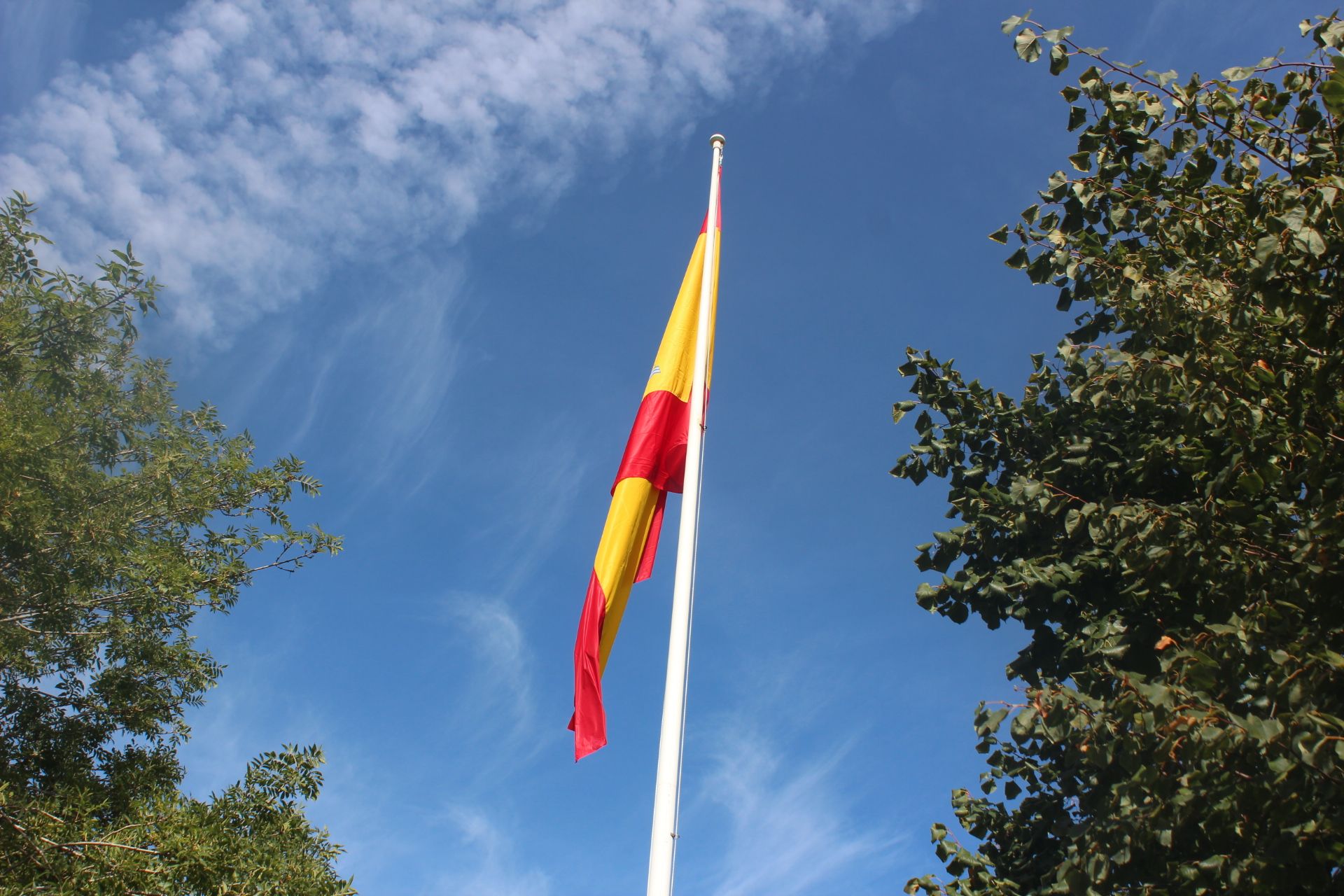 Izado de la bandera de España en León