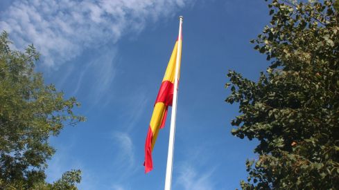 Izado de la bandera de España en León