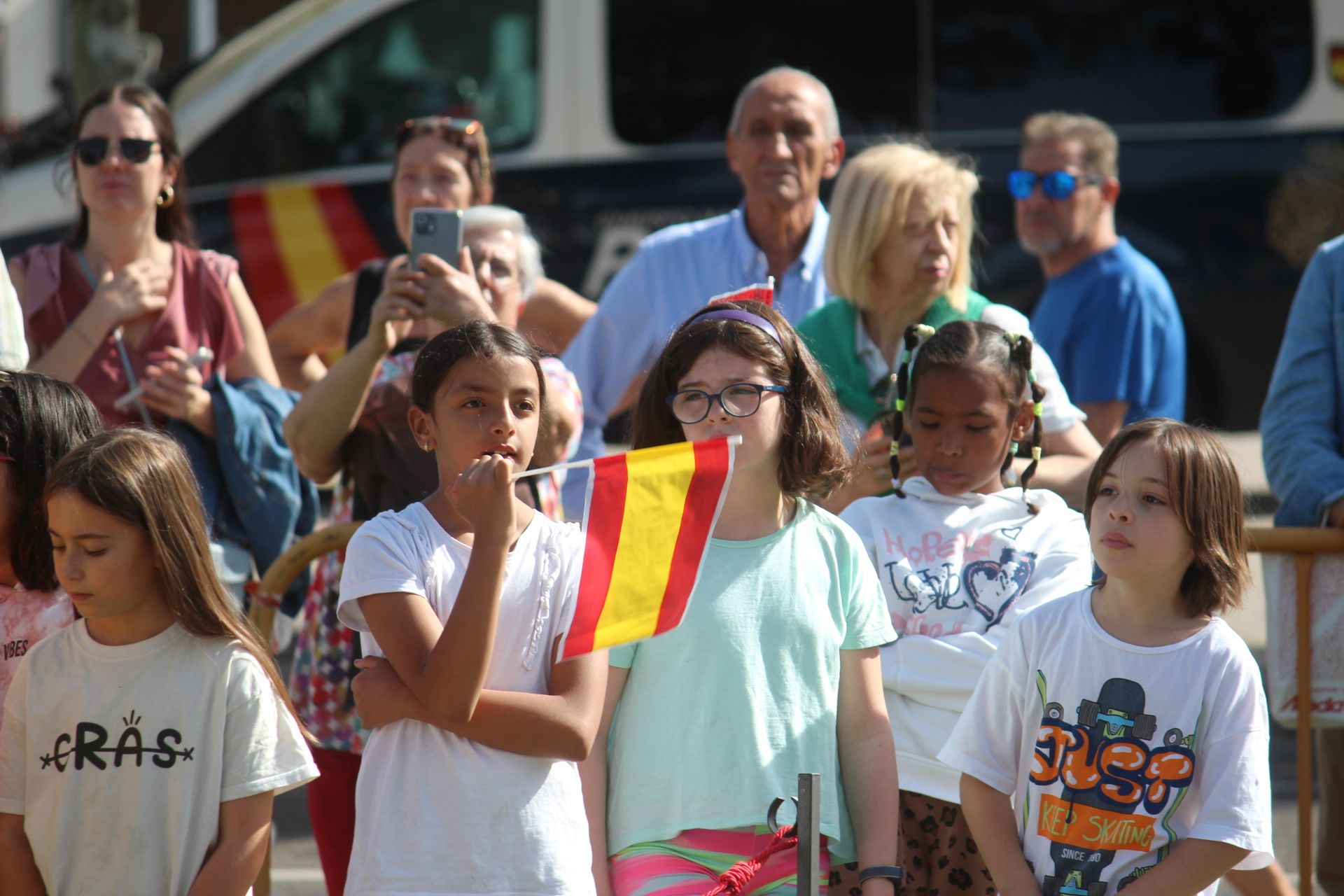 Izado de la bandera de España en León