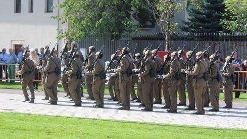 Izado de la bandera de España en León