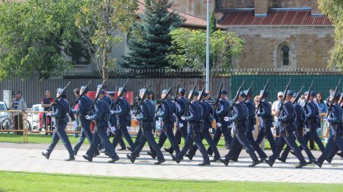 Izado de la bandera de España en León