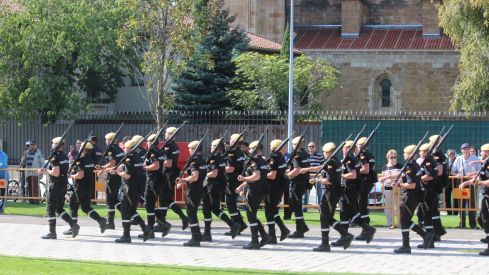 Izado de la bandera de España en León