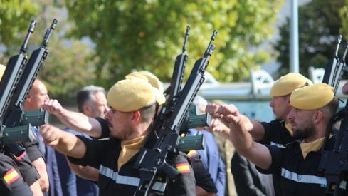 Izado de la bandera de España en León
