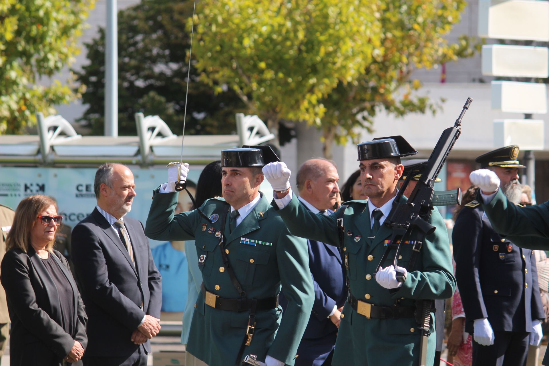 Izado de la bandera de España en León