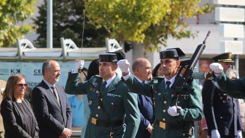 Izado de la bandera de España en León