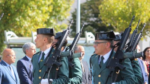 Izado de la bandera de España en León