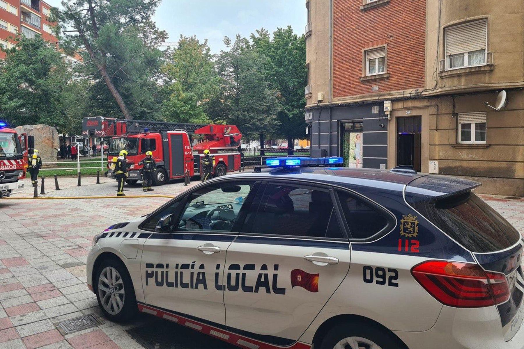 Intervención de los Bomberos y la Policia Local de León en el número 65 de la calle Santa Ana de la capital