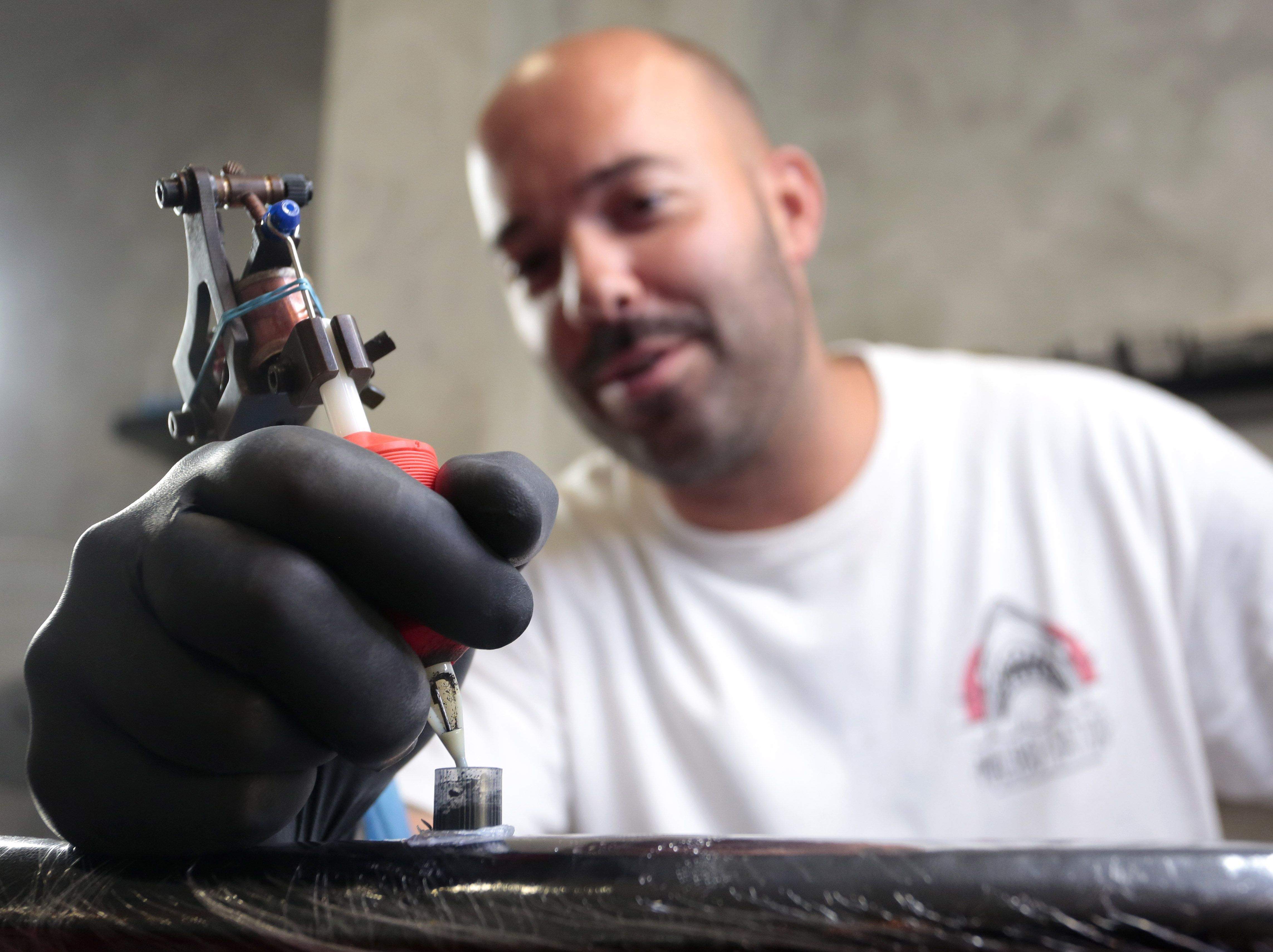 Victor Colado, tatuador del estudio All Street Barber & Tattoo Studio de la capital Victor Colado, tatuador del estudio All Street Barber & Tattoo Studio de la capital
