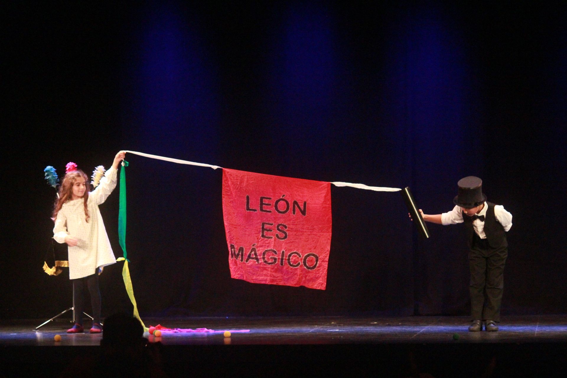 Actuación del pequeño mago Isaac Mayoral en la presentación del 'Festival Internacional León Vive la Magia'