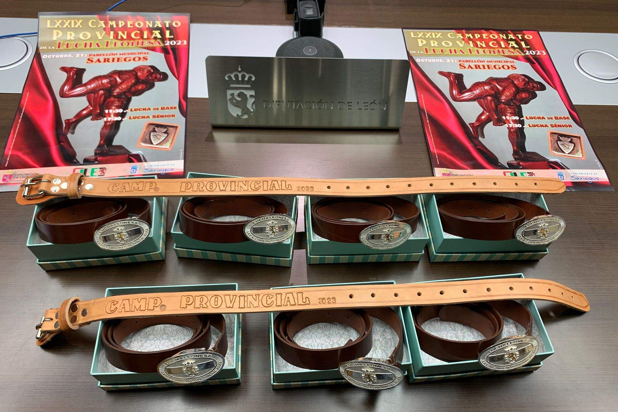 Hebillas de plata y cartel del Campeonato Provincial de Lucha Leonesa Hebillas de plata y cartel del Campeonato Provincial de Lucha Leonesa