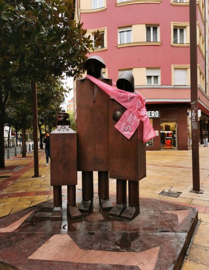 Las esculturas de León con el lema #ElRosaEsMásQueUnColor