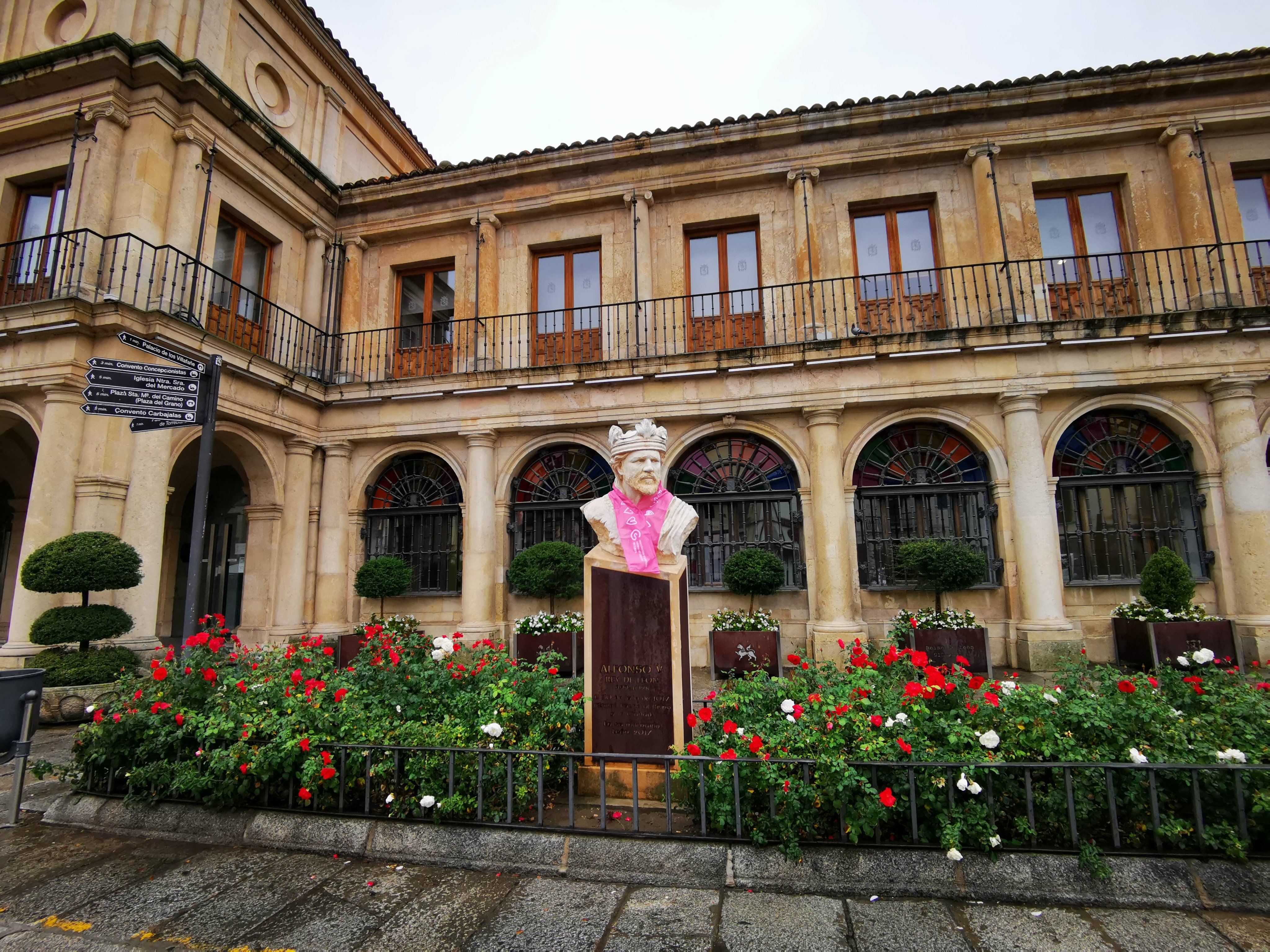 Las esculturas de León con el lema #ElRosaEsMásQueUnColor