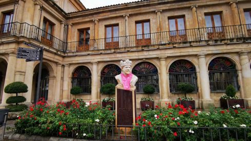 Las esculturas de León con el lema #ElRosaEsMásQueUnColor