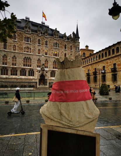 Las esculturas de León con el lema #ElRosaEsMásQueUnColor