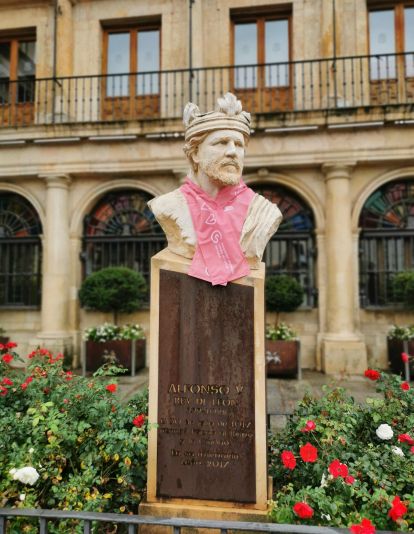 Las esculturas de León con el lema #ElRosaEsMásQueUnColor