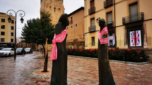 Las esculturas de León con el lema #ElRosaEsMásQueUnColor