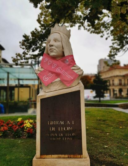 Las esculturas de León con el lema #ElRosaEsMásQueUnColor