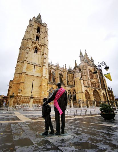 Las esculturas de León con el lema #ElRosaEsMásQueUnColor