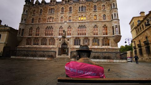 Las esculturas de León con el lema #ElRosaEsMásQueUnColor