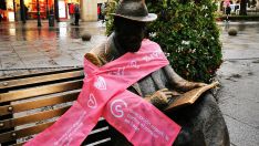  Estatua de Gaudí trabajando en su obra frente a la Casa Botines