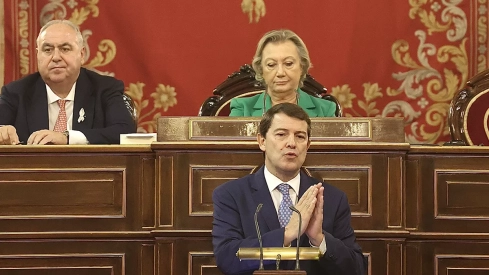 Mañueco avisa desde el Senado que llevará a los tribunales los “agravios” con la condonación de deuda o la financiación autonómica