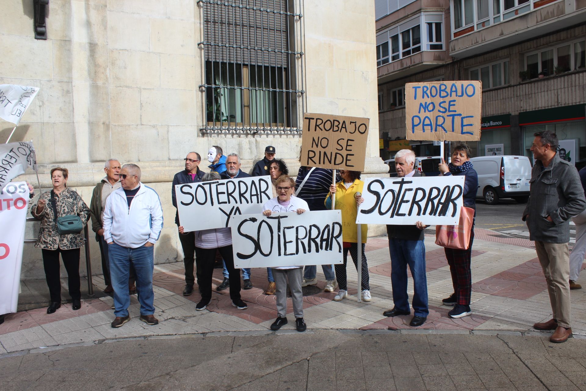 Protesta de los vecinos de Trobajo del Camino por el soterramiento. Foto por Isaac Llamazares