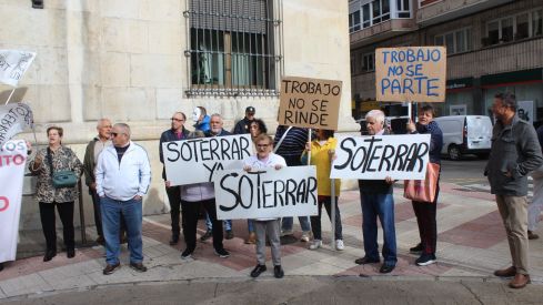 Protesta de los vecinos de Trobajo del Camino por el soterramiento. Foto por Isaac Llamazares Protesta de los vecinos de Trobajo del Camino por el soterramiento. Foto por Isaac Llamazares