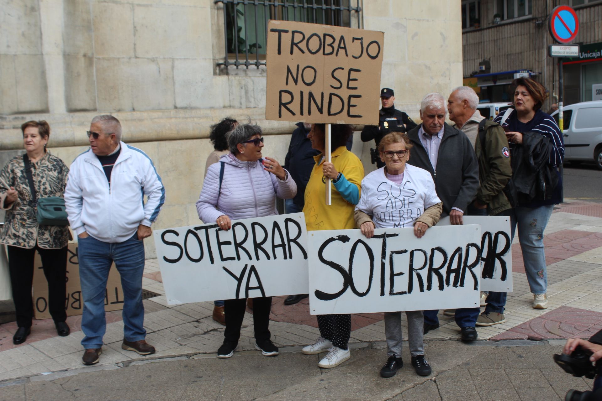 Protesta de los vecinos de Trobajo del Camino por el soterramiento. Foto por Isaac Llamazares