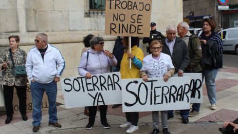 Protesta de los vecinos de Trobajo del Camino por el soterramiento. Foto por Isaac Llamazares Protesta de los vecinos de Trobajo del Camino por el soterramiento. Foto por Isaac Llamazares