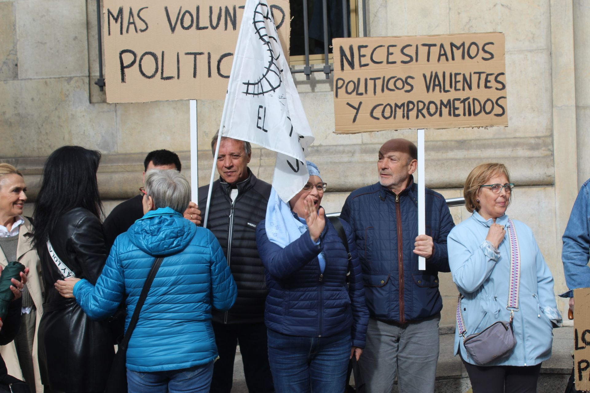 Protesta de los vecinos de Trobajo del Camino por el soterramiento. Foto por Isaac Llamazares