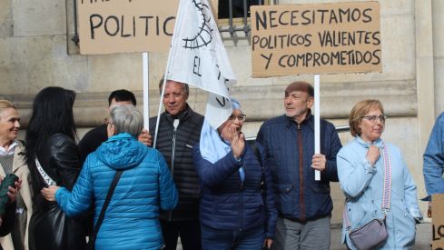 Protesta de los vecinos de Trobajo del Camino por el soterramiento. Foto por Isaac Llamazares Protesta de los vecinos de Trobajo del Camino por el soterramiento. Foto por Isaac Llamazares