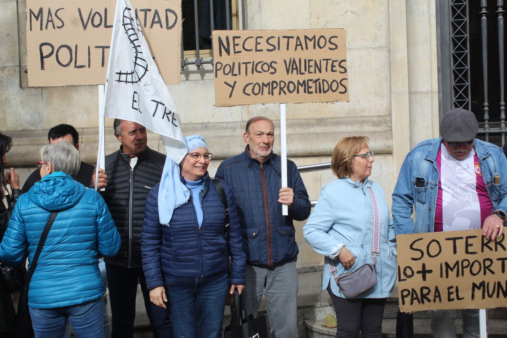 Protesta de los vecinos de Trobajo del Camino por el soterramiento. Foto por Isaac Llamazares