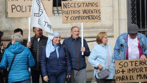 Protesta de los vecinos de Trobajo del Camino por el soterramiento. Foto por Isaac Llamazares Protesta de los vecinos de Trobajo del Camino por el soterramiento. Foto por Isaac Llamazares