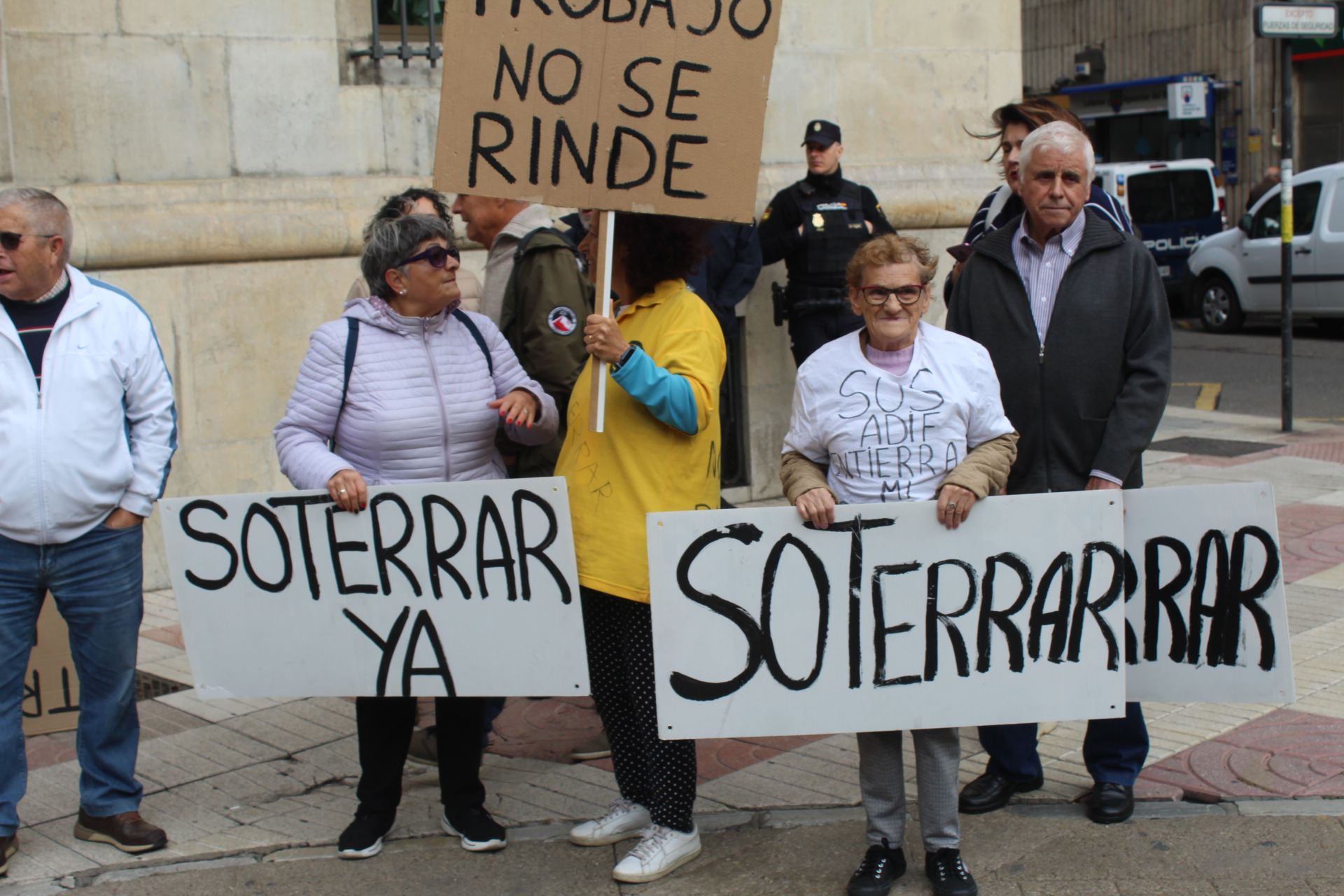 Protesta de los vecinos de Trobajo del Camino por el soterramiento. Isaac Llamazares