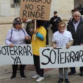 Protesta de los vecinos de Trobajo del Camino por el soterramiento. Isaac Llamazares