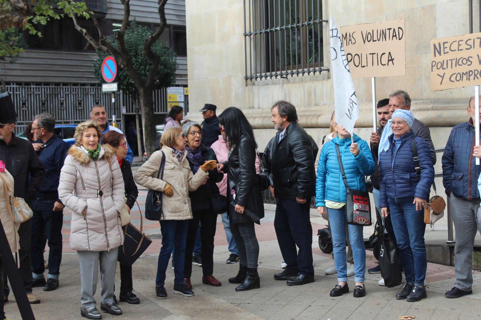 Protesta de los vecinos de Trobajo del Camino por el soterramiento. Foto por Isaac Llamazares