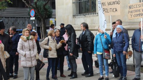 Protesta de los vecinos de Trobajo del Camino por el soterramiento. Foto por Isaac Llamazares Protesta de los vecinos de Trobajo del Camino por el soterramiento. Foto por Isaac Llamazares