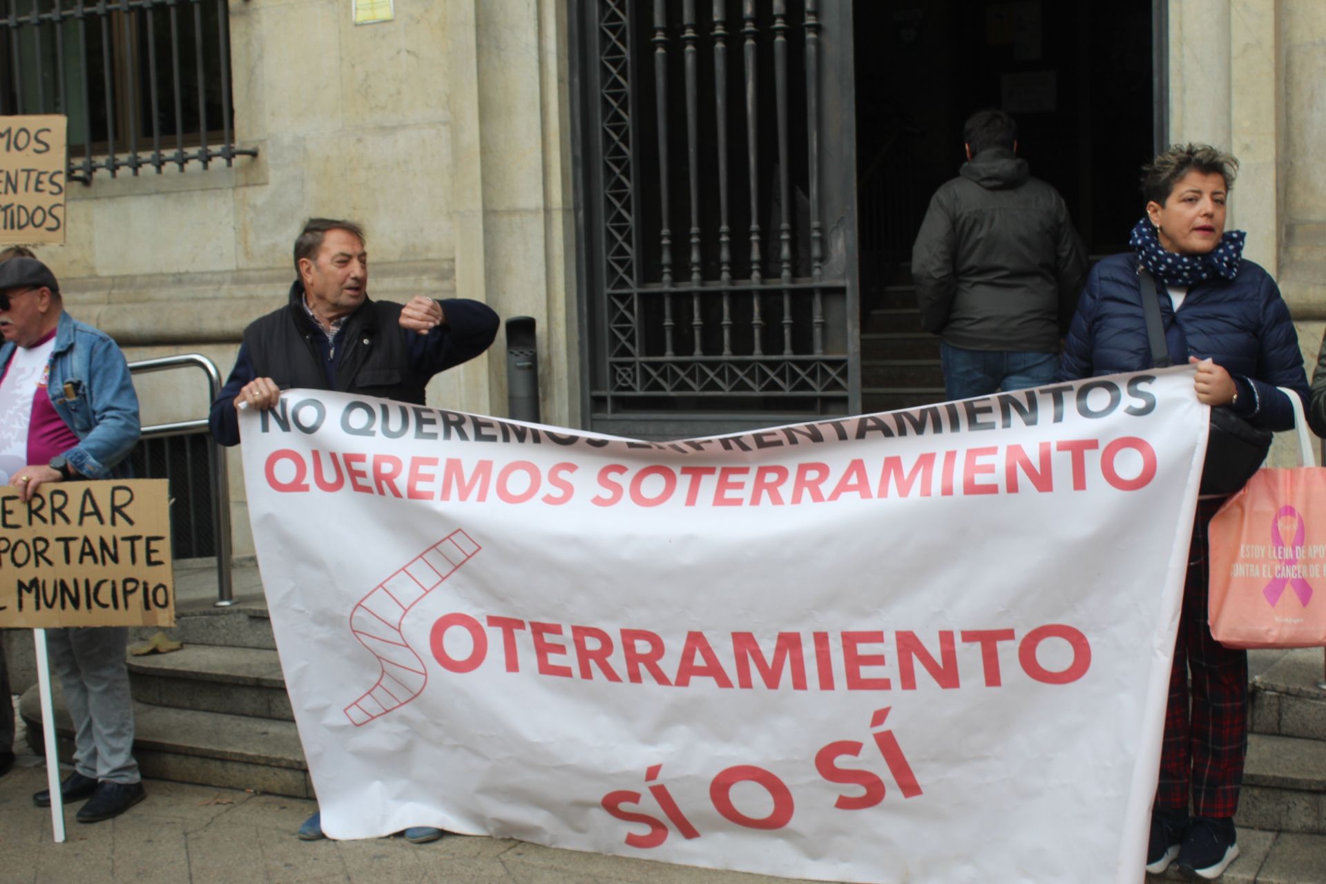 Protesta de los vecinos de Trobajo del Camino por el soterramiento.  Foto por Isaac Llamazares