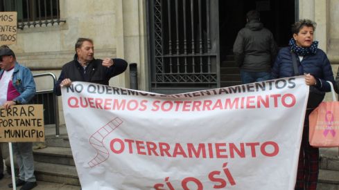 Protesta de los vecinos de Trobajo del Camino por el soterramiento. Foto por Isaac Llamazares Protesta de los vecinos de Trobajo del Camino por el soterramiento. Foto por Isaac Llamazares