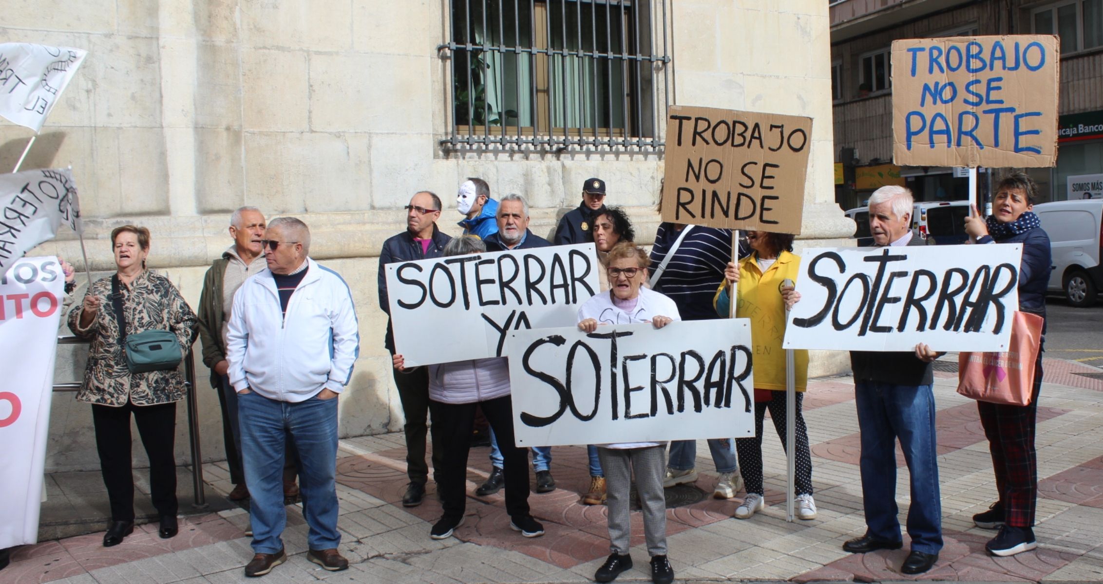 Protesta de los vecinos de Trobajo del Camino por el soterramiento. Foto por Isaac Llamazares