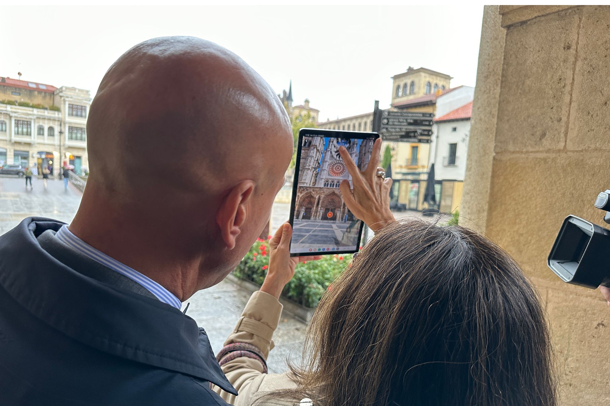 José Antonio Diez visualizando la información que ofrece la nueva app 'Augmented City'