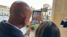 José Antonio Diez visualizando la información que ofrecía la app 'Augmented City'