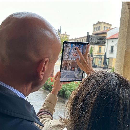 José Antonio Diez visualizando la información que ofrecía la app 'Augmented City' José Antonio Diez visualizando la información que ofrecía la app 'Augmented City'