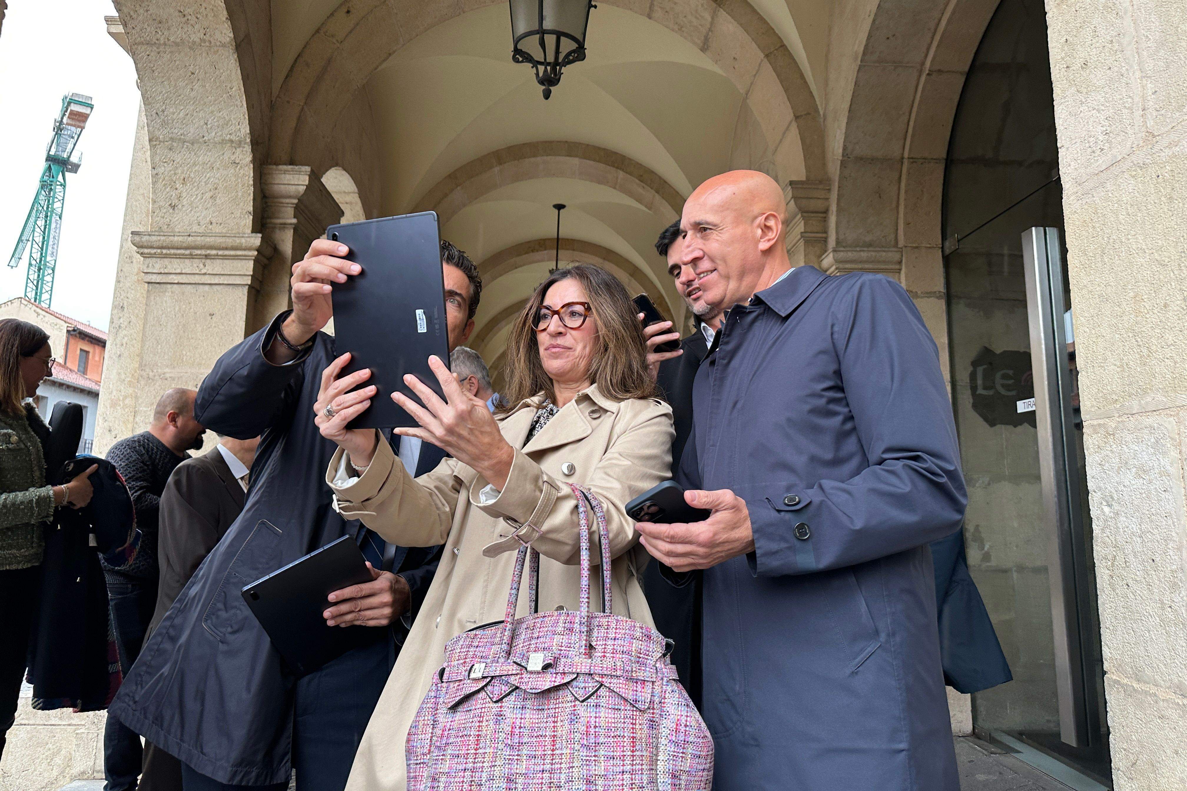 José Antonio Diez, Luz Usamentiaga y Enrique García disfrutando de la app 'Augmented City'