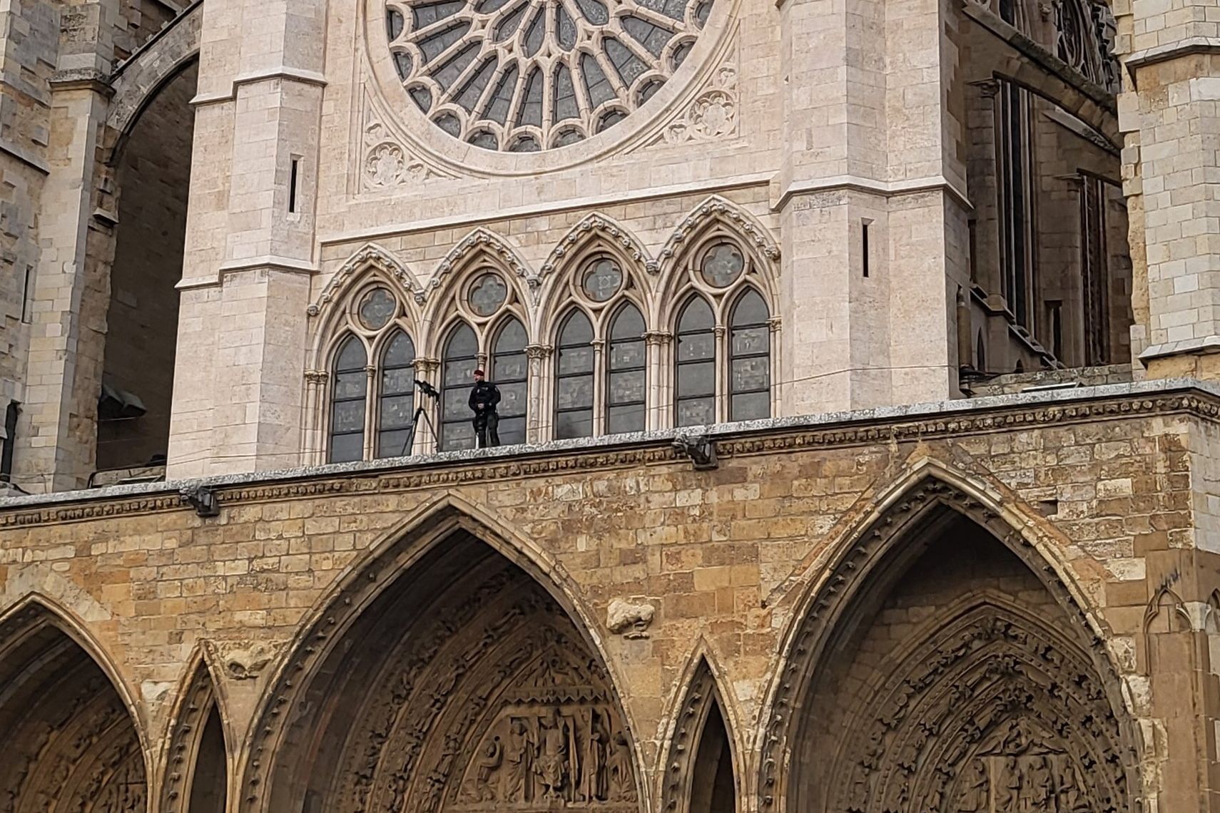 Un francotirador vigila León desde el rosetón de la Catedral de León | TW: @alvrocm