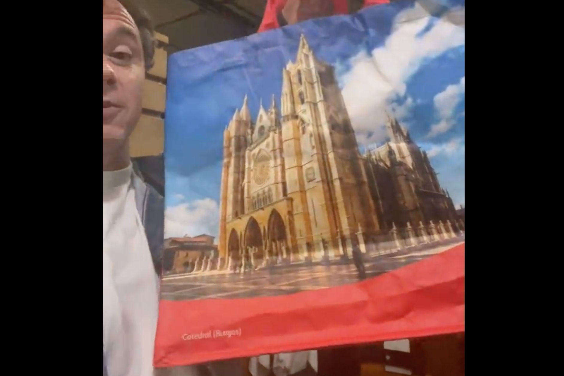 Rafa Maza muestra la nueva bolsa de reutilizable de Alcampo que confunde las catedrales de León y Burgos | Tw: @rafamazactor