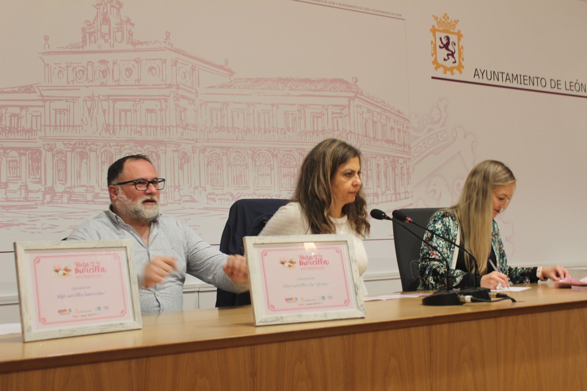 Entrega del diploma a los ganadores de la III Ruta de la Morcilla