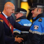 El alcalde de León, José Antonio Diez, felicitando a uno de los agentes de la Policia Local galardonados