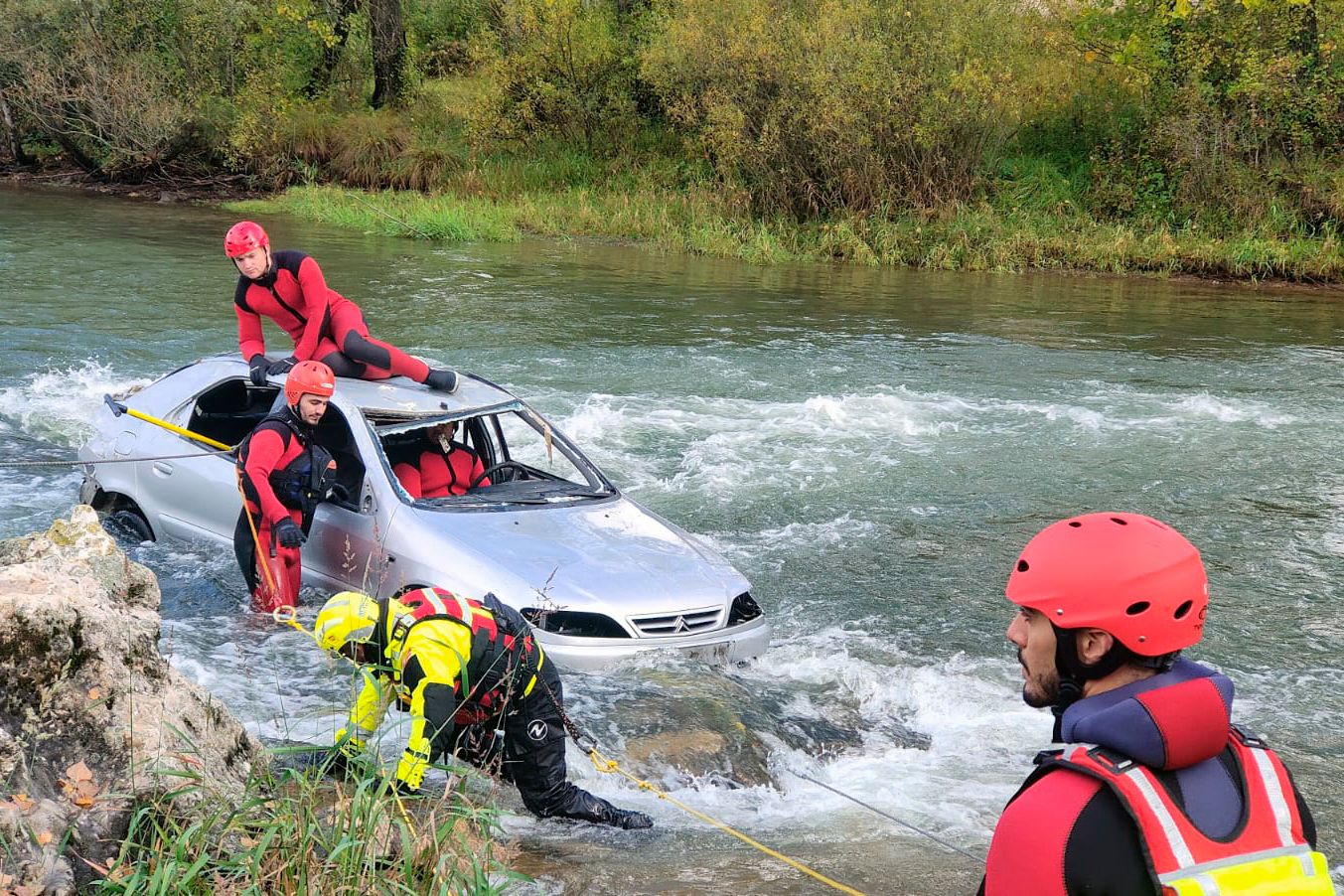 Simulacro de rescate de la Agencia de Protección Civil y Emergencias llevado a cabo en el río Esla en Sabero