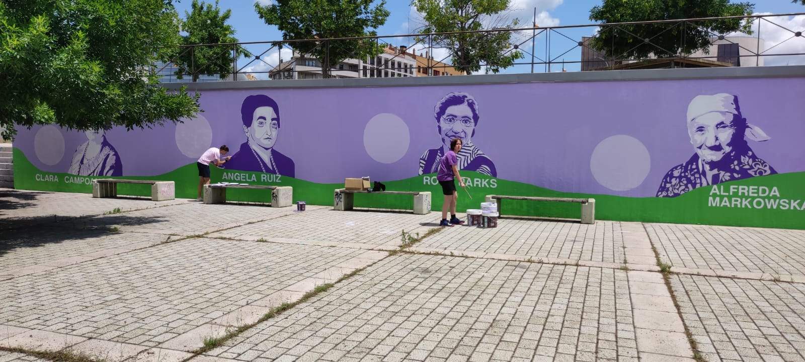 Trabajo de la Plataforma Contra la Violencia Machista de León en el mural 'Sin ellas no hay nosotras' tras ser vandalizado por primera vez